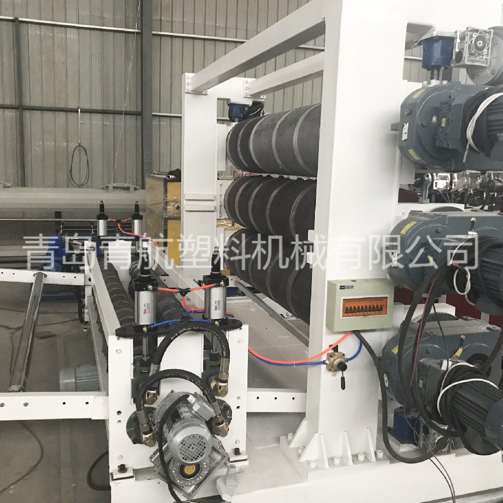 PE多層擠出生產(chǎn)線(xiàn)