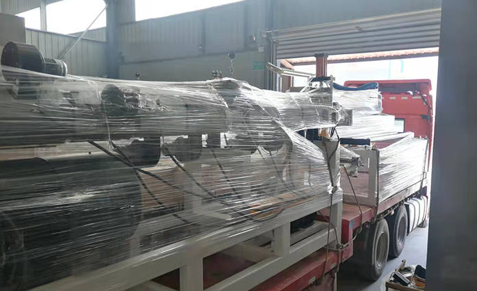 青航員工用心制作每一臺(tái)設(shè)備